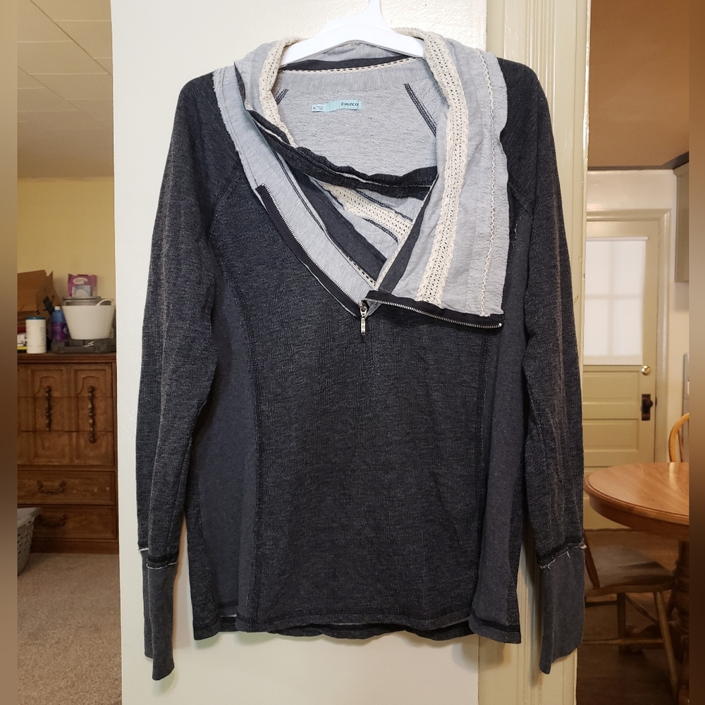 Maurices black & grey long sleeve zipper sweater top size XL in great condition